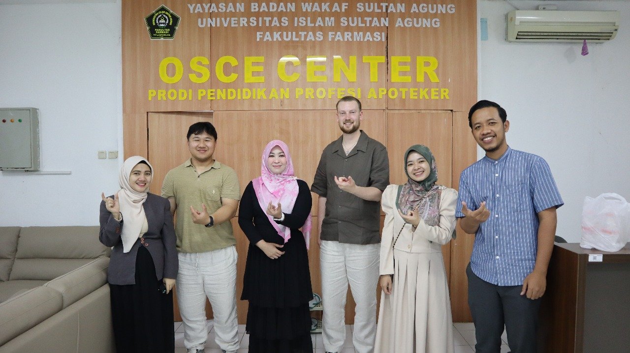 Fakultas Farmasi Menerima Kunjungan Mahasiwa Asal Rotterdam University